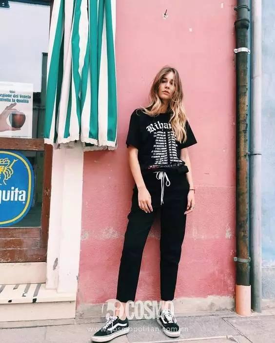 时髦办｜你还在死守白T？殊不知黑色图案T和百褶裙才是最显瘦CP